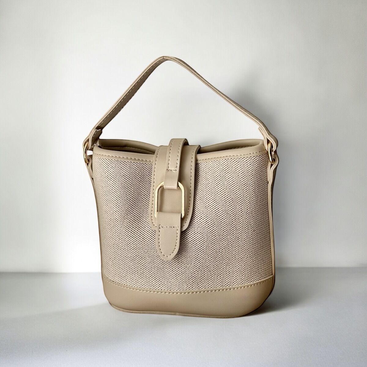 Hasır Görünümlü Deri Ve Gold Kemer Detaylı Omuz Çantası Eva