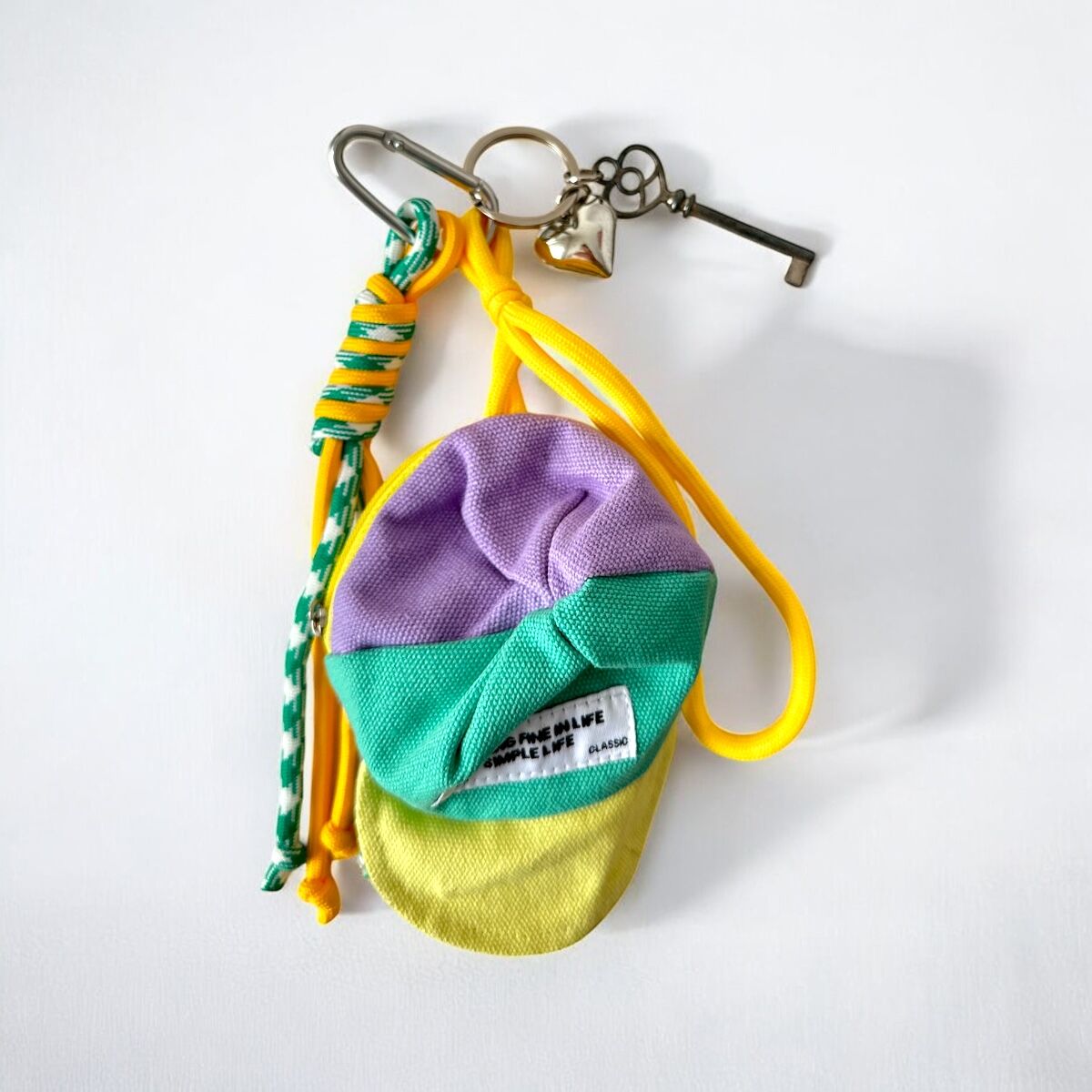 Fermuarlı Şapka Charm – Kalp & Anahtar Detaylı