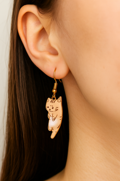 Gold Detaylı Kedili Küpe Kahve