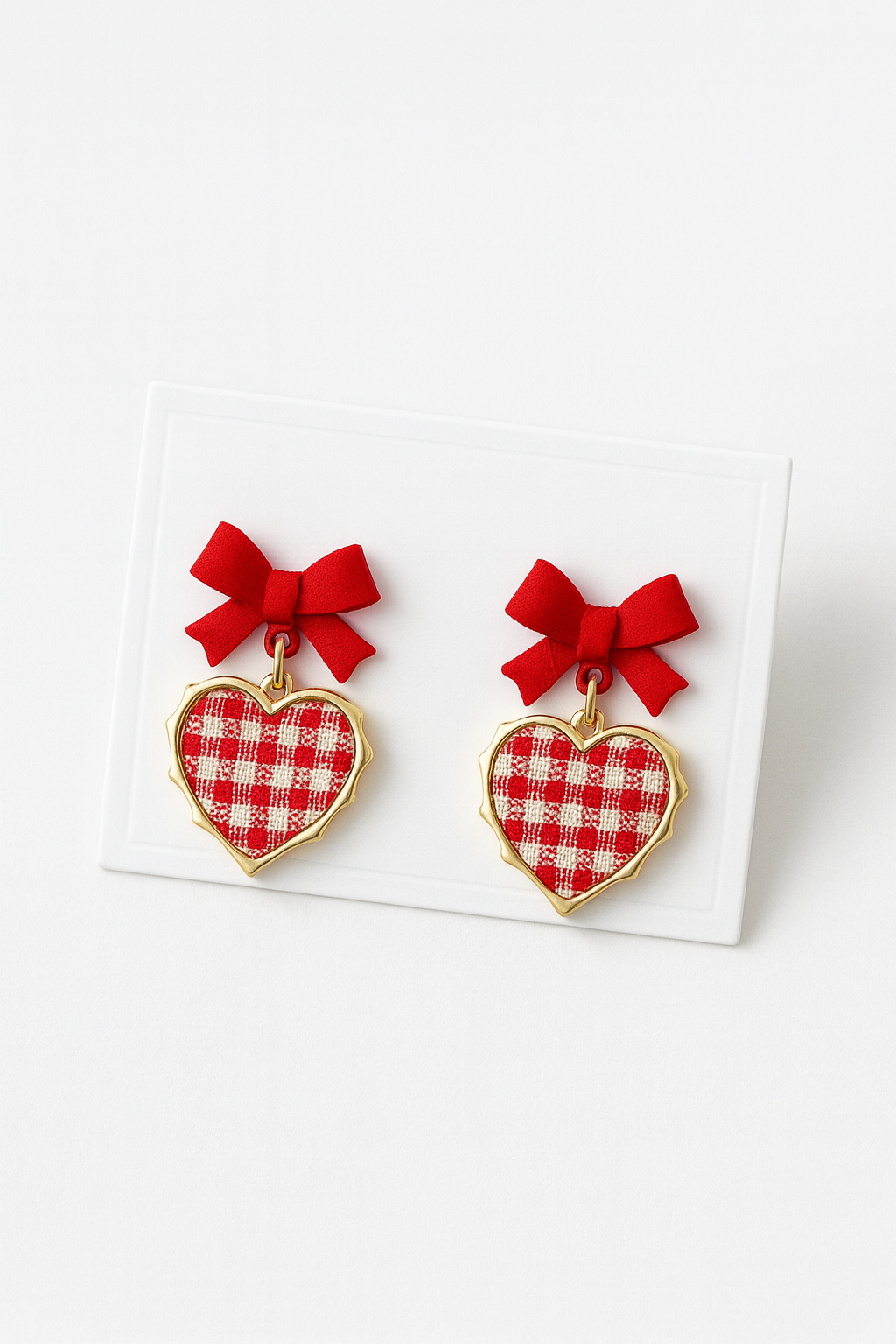 Kurdele Detaylı Dama Desenli Kalpli Kırmızı Küpe